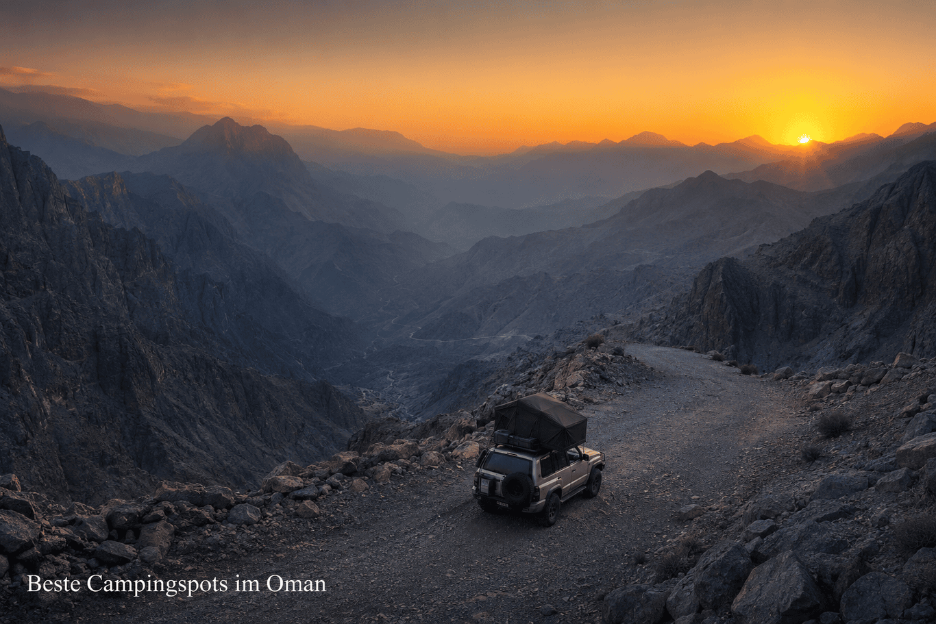 () redaktionelt overhead dronebillede af Omani Hajar-bjergene ved daggry med en enkelt Land Cruiser udstyret med tagtelt på en